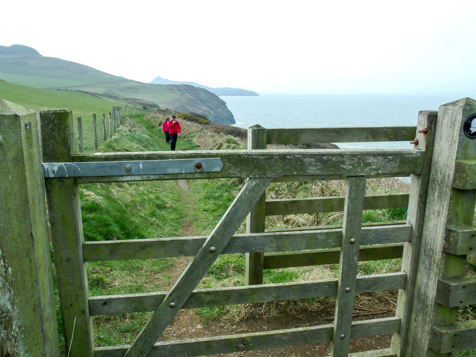 P.coast.path.hikers_export_w950