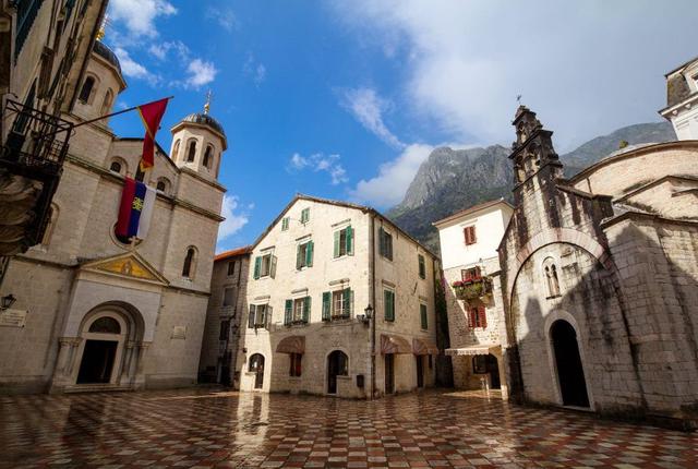 Kotor-kerkplein_export