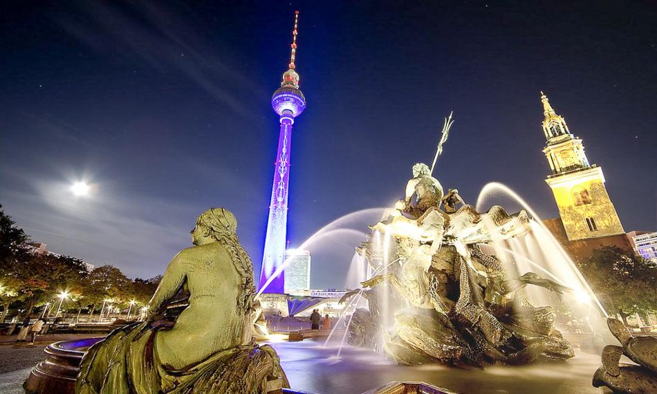 neptunbrunnen-mit-marienkirche-und-fernsehturm-in-der-nacht-de11735_export_w950
