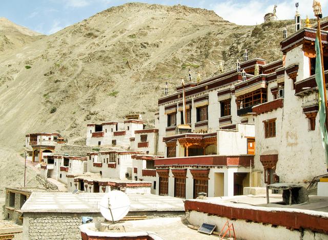 GR14-137 Ladakh KM 12 Lut De Smet Ladakh 2011 550_export_w950